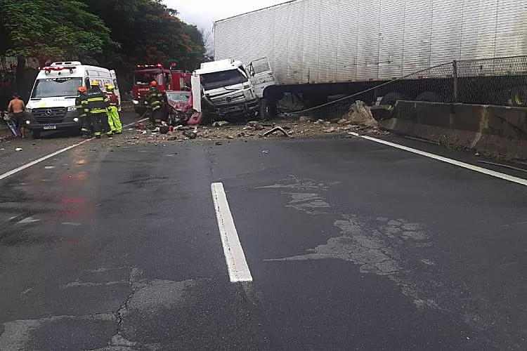 Via Dutra registra acidente entre carreta e automóvel nesta sexta-feira chuvosa