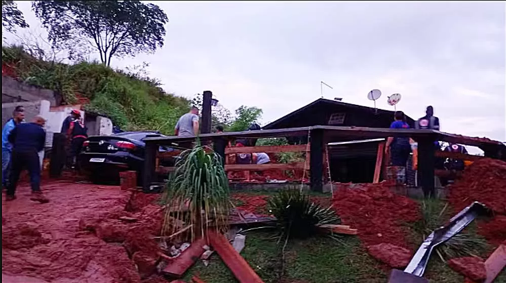 Três pessoas morrem soterradas após deslizamento de terra no bairro do Barreiro