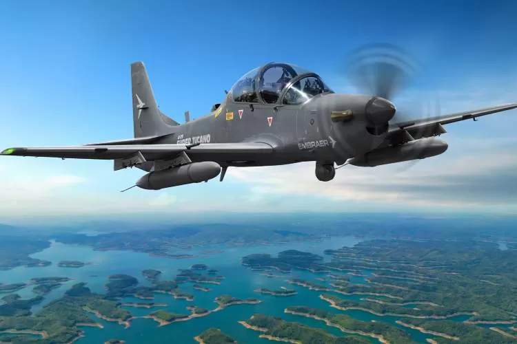 Embraer divulga acordo para venda de até seis caças A-29 Super Tucano para novo cliente
