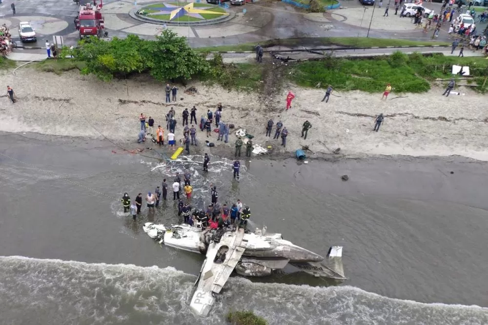Queda de avião de pequeno porte mata piloto e deixa quatro feridos no Litoral Norte