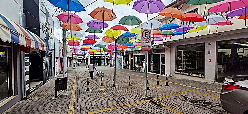 Centro Comercial 10 de Julho fica mais atrativo com instalação de guarda-chuvas coloridos