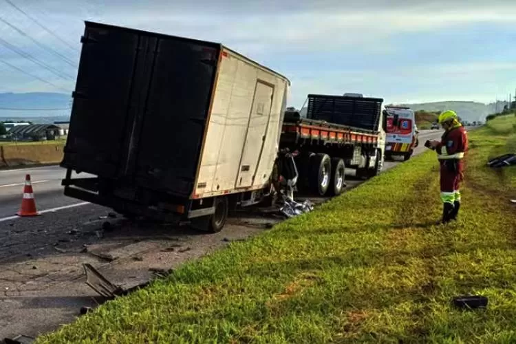 Duas pessoas morrem após colisão traseira envolvendo caminhões na Via Dutra
