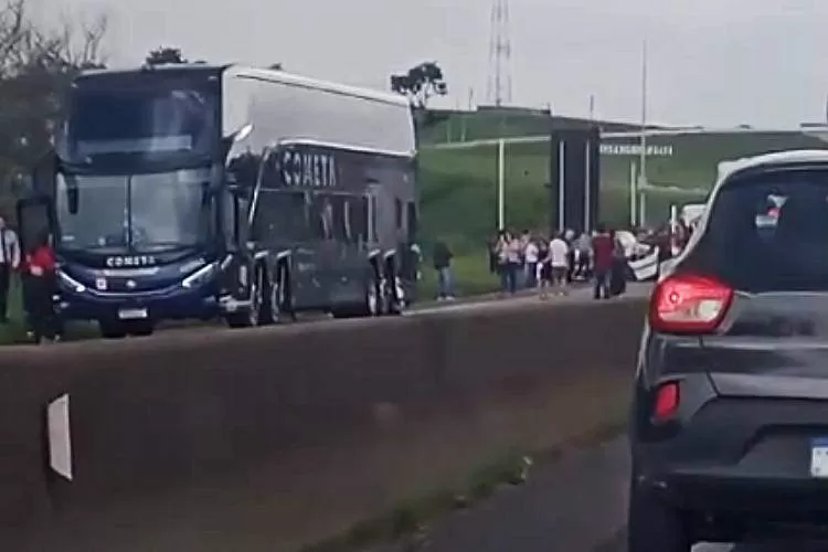 Engavetamento com ônibus, caminhão e carros de passeio provoca lentidão na Via Dutra