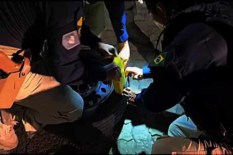 PRF aborda carro clonado na Via Dutra e apreende 21 quilos de cocaína escondidos em pneus 