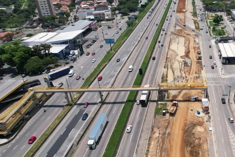 Via Dutra tem interdição para lançamento de rampas de passarela nesta quarta-feira