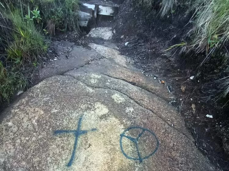 PM Ambiental autua família por pichação ao longo da trilha do Pico dos Marins