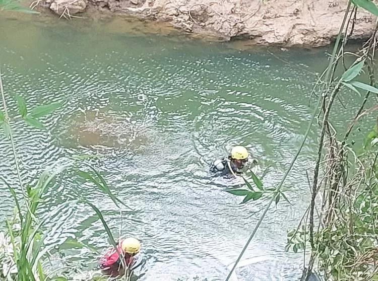 Idoso morre afogado após veículo cair em represa na tarde de terça-feira