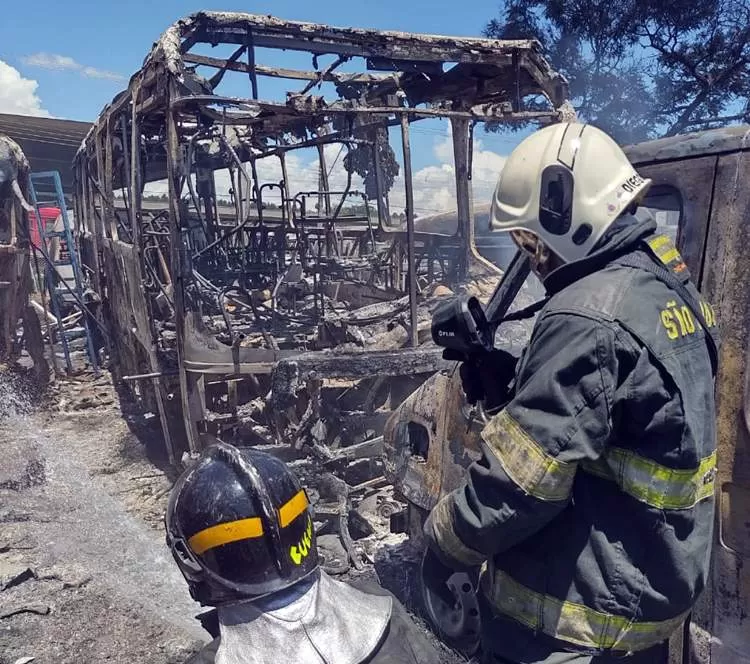 Fogo destrói pelo menos 30 ônibus em garagem no Vale Histórico