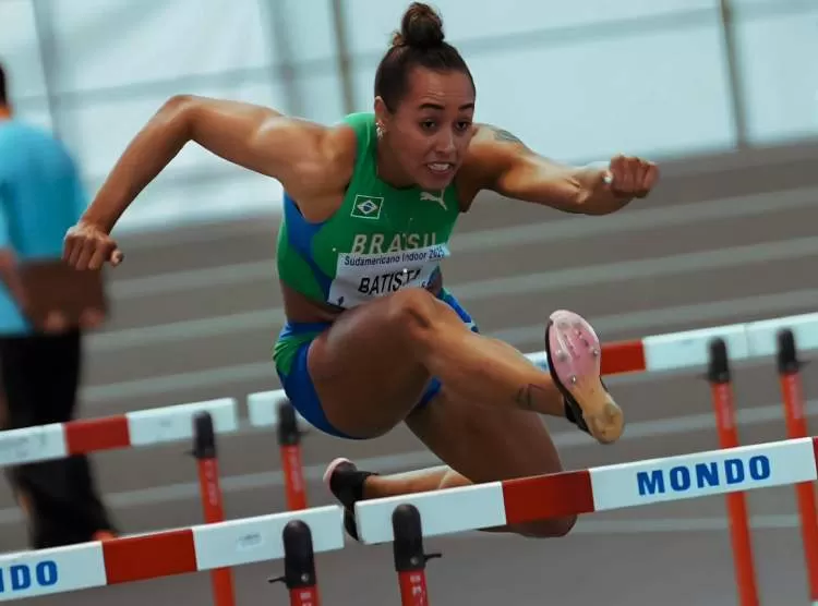 Ketiley Batista conquista o tricampeonato nos 60 metros com barreiras no Sul-Americano da Bolívia