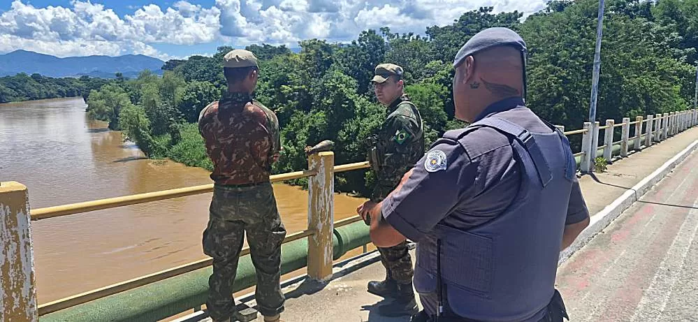 Ponte sobre o rio Paraíba do Sul é interditada após encontro de artefato explosivo 