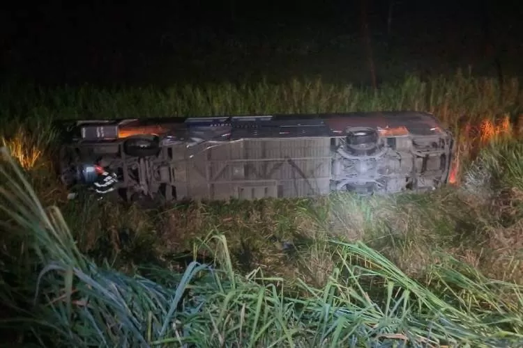 Ônibus cai em ribanceira; há feridos graves e pelo menos uma morte