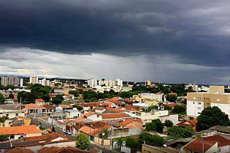 Frente fria se aproxima do Brasil e cria condições para pancadas de chuva