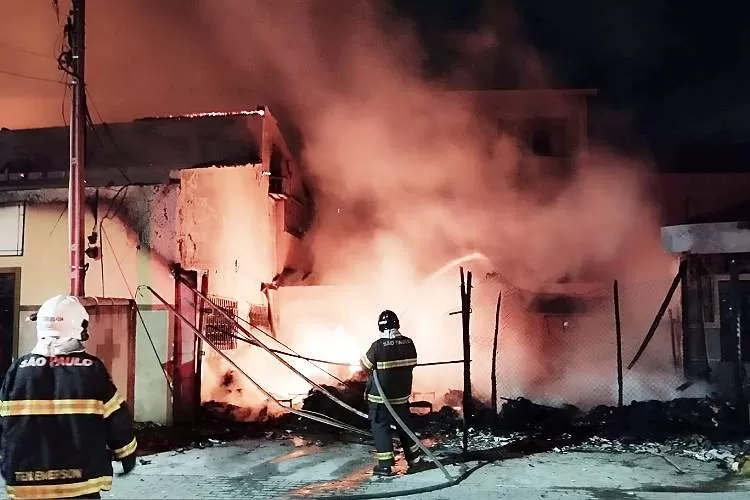 Incêndio em asilo na rua Sebastião Hummel mata quatro pessoas