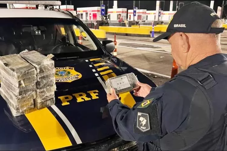 PRF prende casal suspeito e apreende quase 14 kg de drogas na Via Dutra