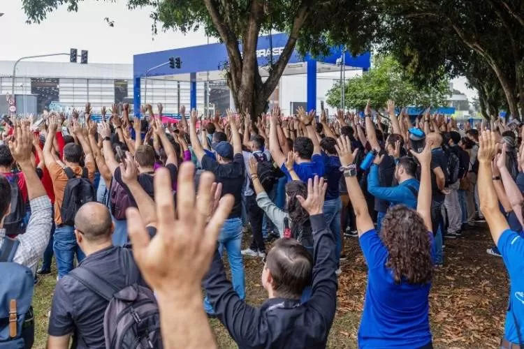 Trabalhadores do setor administrativo da Embraer rejeitam fim do home office e exigem negociação 