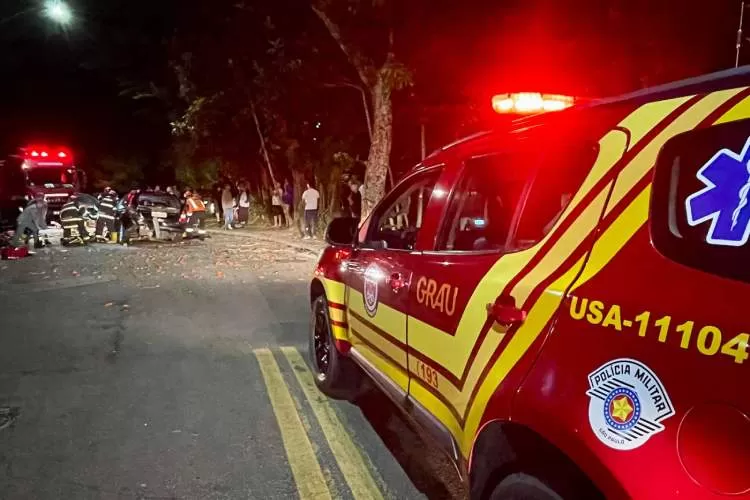 Bombeiros resgatam idosa presa às ferragens após acidente de trânsito no Jardim Satélite