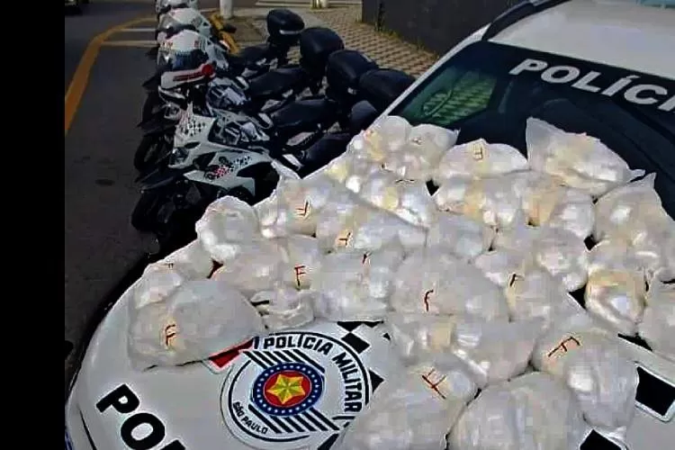 Homem de 38 anos é preso após denúncia sobre esconderijo de cocaína no Jardim Santo Antonio