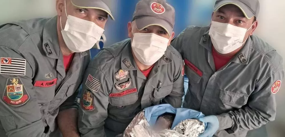 Bombeiros atendem mulher em trabalho de parto no bairro da Estiva