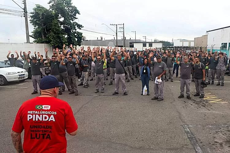 Trabalhadores da Incomisa fazem paralisação contra atraso na apresentação da PLR