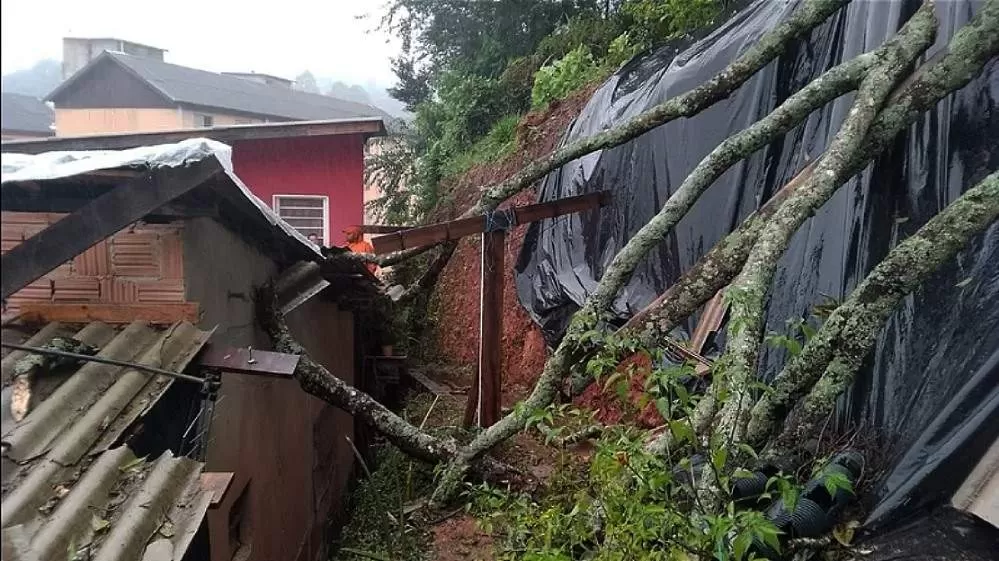 Chuvas do final de semana causam estragos em cidades do Vale do Paraíba