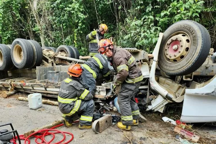 Dois homens morrem após capotamento de caminhão no Vale Histórico