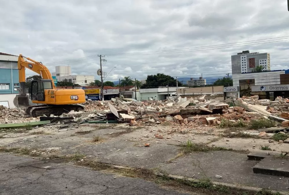 Antigo velório é demolido para construção de Centro Integrado de Especialidades Médicas