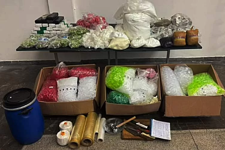 PM encontra “casa bomba” com cerca de 80 kg de drogas; dupla é presa em flagrante