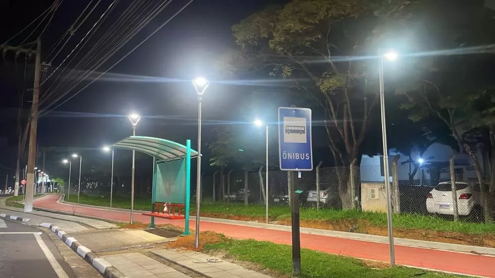 Principal avenida de Pindamonhangaba recebe luminárias em ciclovia e pontos de ônibus