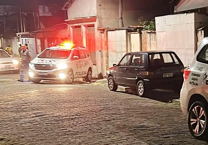 Adolescente em motocicleta é baleado e morre após colidir com carro na Vila Loyelo