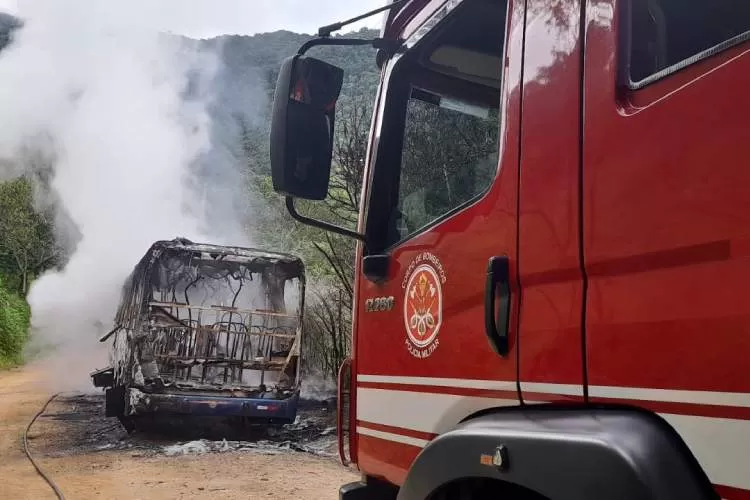 Fogo no início da tarde desta terça-feira destroi ônibus na Estrada das Pedrinhas