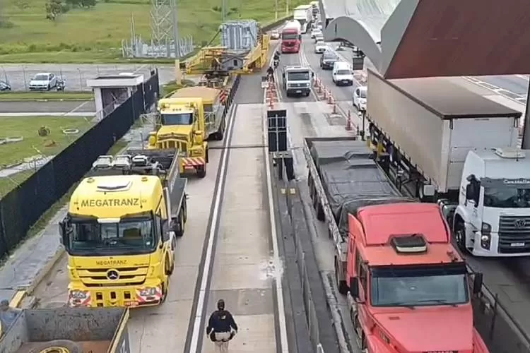 Caminhão com carga de mais de 600 toneladas segue pela Via Dutra até Pindamonhangaba