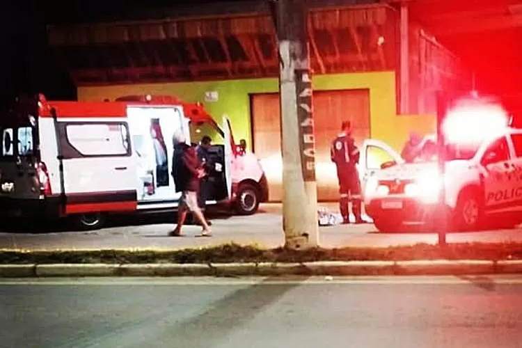Homem de 32 anos morre após ser baleado em frente ao local de trabalho 