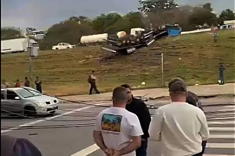 Carreta com carga de bobinas cai em barranco e causa lentidão na Via Dutra