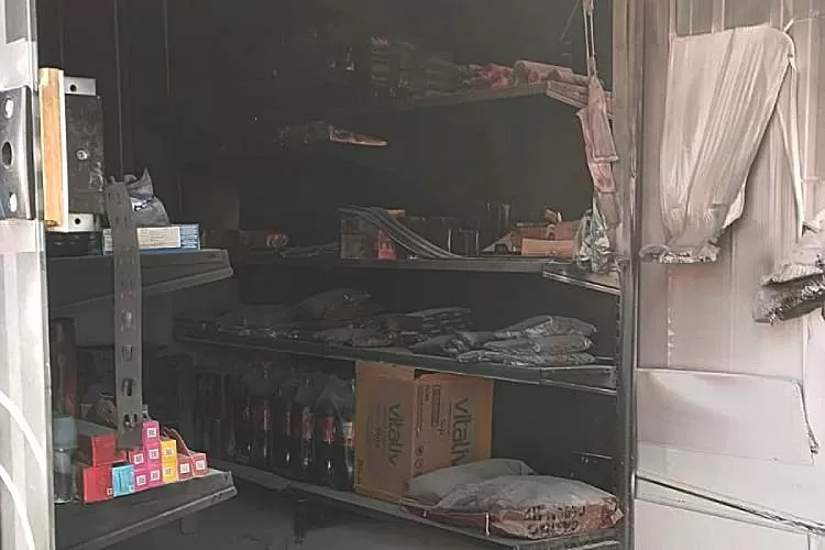 Incêndio destrói mercadorias de um contêiner comercial dentro de condomínio