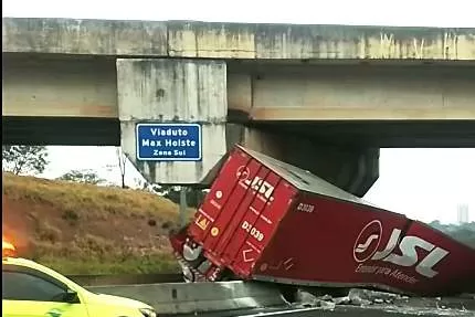 Motorista de 44 anos morre na Tamoios após bater em pilar de viaduto no bairro São Dimas