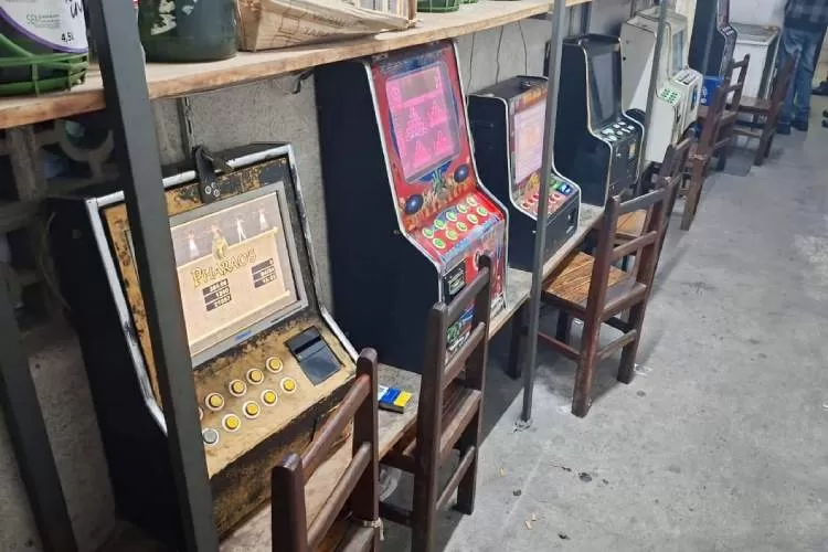 Polícia Militar apreende 11 máquinas caça-níqueis no Jardim Motorama