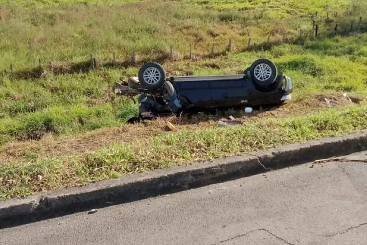 Carro cai em barranco às margens da Via Dutra e provoca duas mortes no Km 96