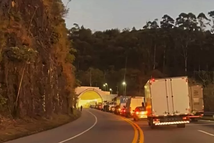 Mulher morre após colisão entre caminhão e carros de passeio na rodovia Floriano Pinheiro