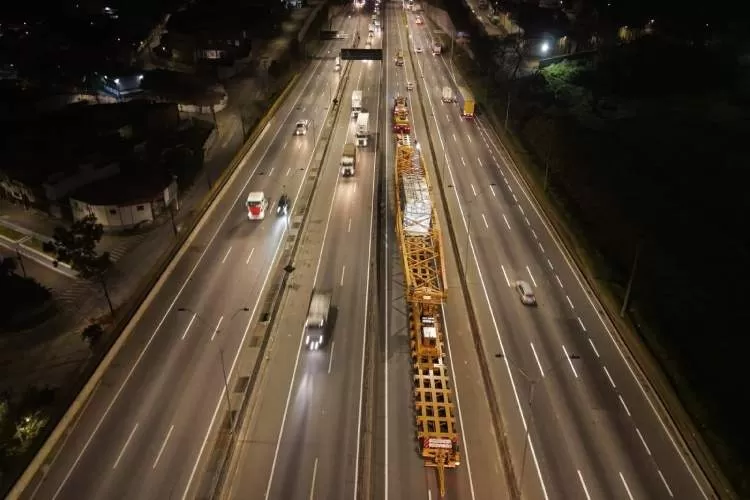 Operação na Via Dutra para passagem de carreta de 136 metros é retomada nesta segunda-feira