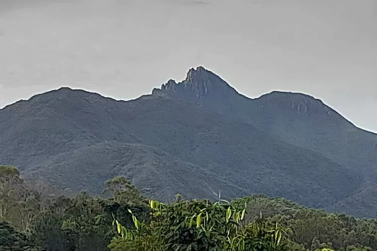 Homem sofre mal súbito e morre durante caminhada em trilha do Pico dos Marins