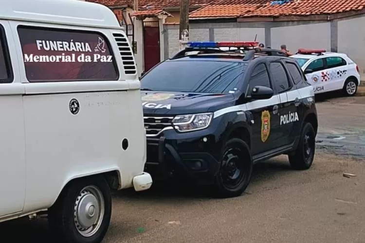 Homem é morto a tiros dentro da própria casa no bairro Castolira