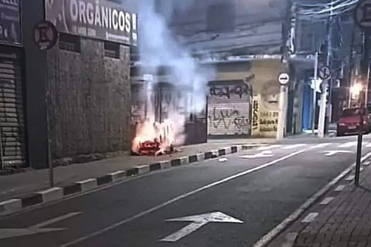 Câmeras flagram e jovens são detidos após atearem fogo em lixeira no Centro Comercial   