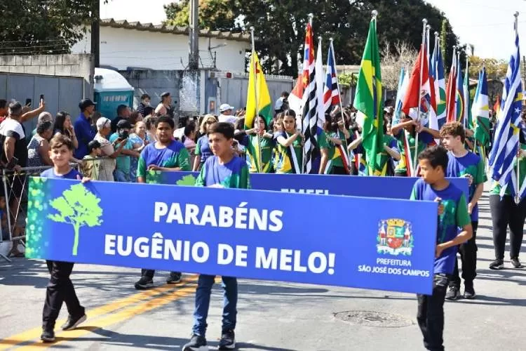 Desfile encerra eventos do aniversário do distrito de Eugênio de Melo 