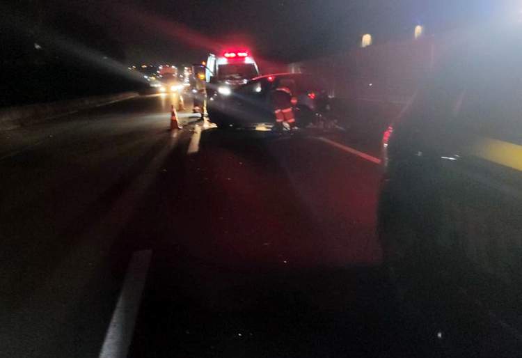 Mulher de 41 anos fica ferida após colidir veículo contra traseira de um caminhão