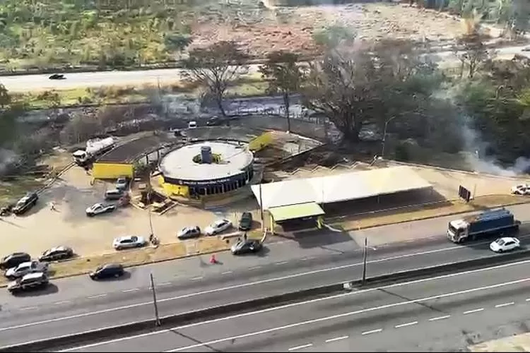 Incêndio às margens da Via Dutra atinge base da Polícia Rodoviária Federal e destrói viaturas