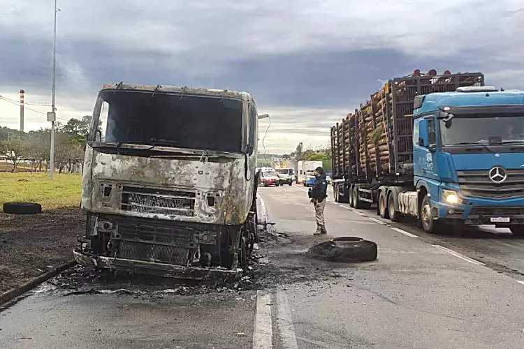 Caminhão carregado de bobinas de aço pega fogo e causa lentidão no Km 135 da Via Dutra