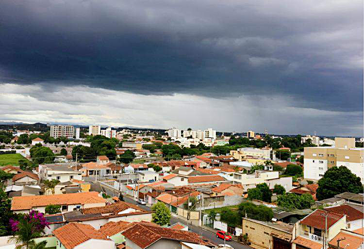 Frente fria provoca aumento de nebulosidade e cria condições de chuva no leste paulista
