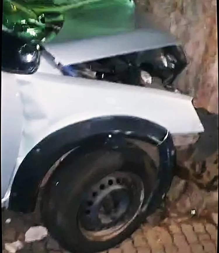 Idoso perde a vida após colisão de carro contra poste na Avenida Bom Sucesso