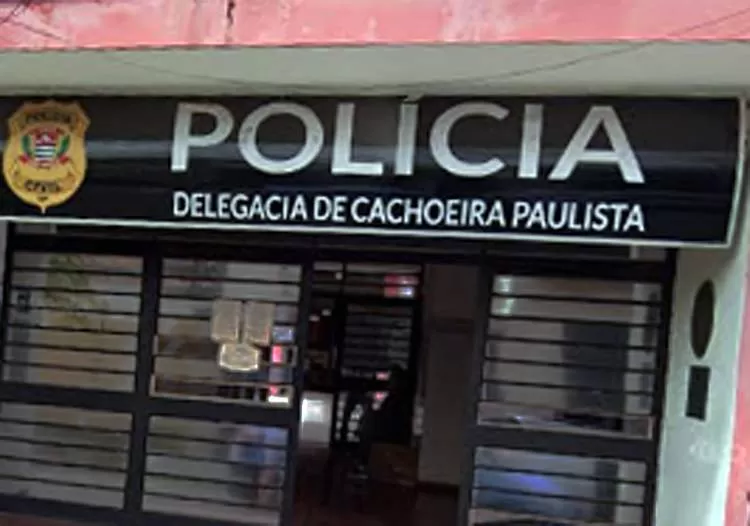 Jovem de 22 anos é morto a tiros próximo a uma adega no bairro Vila Carmem