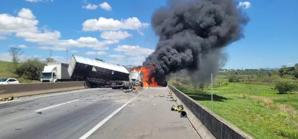 Acidente envolve caminhões e carro e provoca interdição total no Km101 da Via Dutra